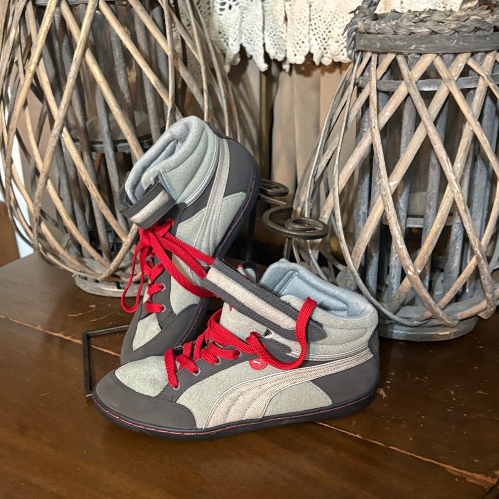 Puma Lifestyles Boys Size 4.5 Kids High-Top Puma with Red Laces